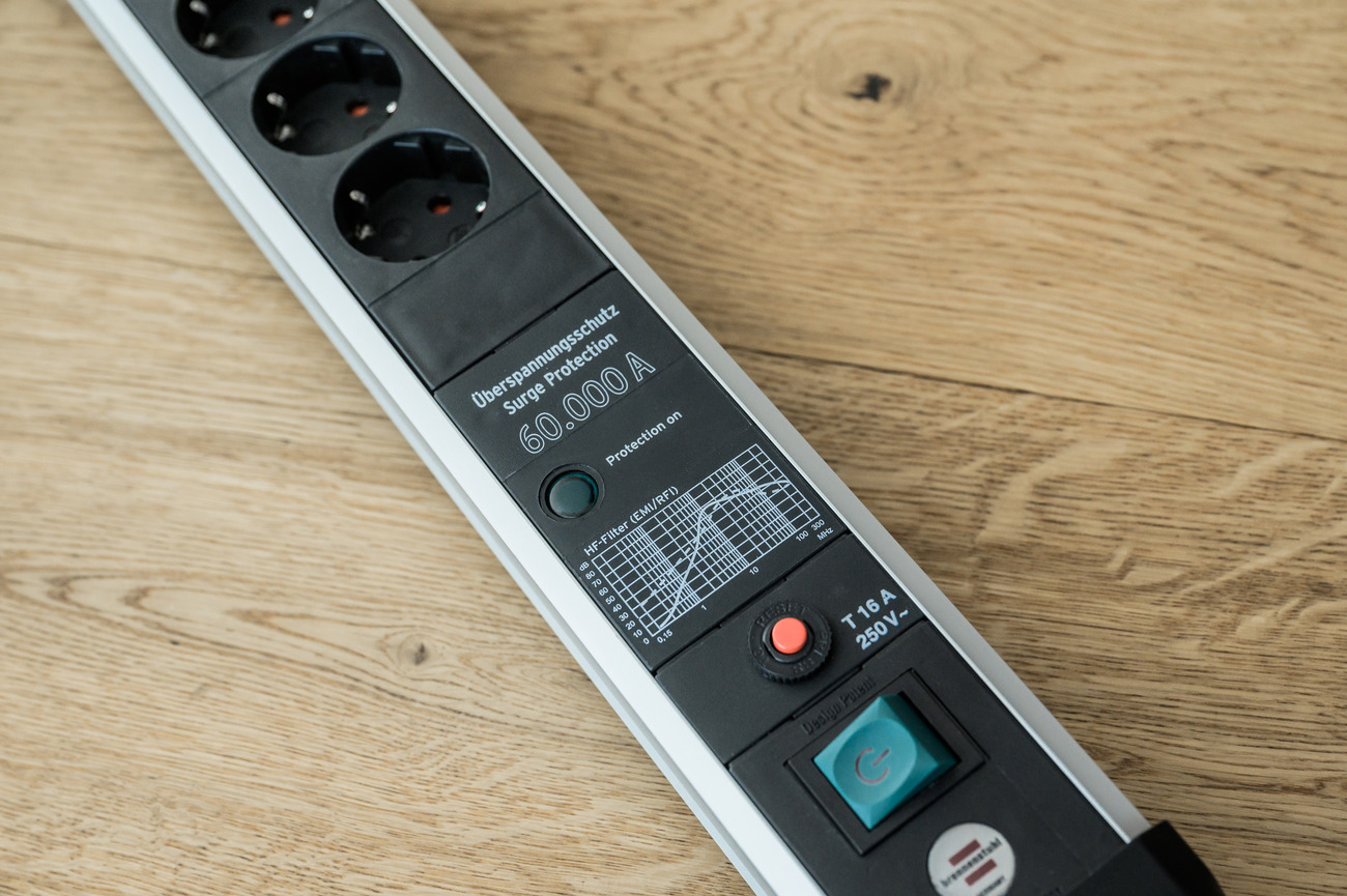 PremiumProtectLine 60.000A extension lead with surge protection 8way 3m H05VVF 3G1,5