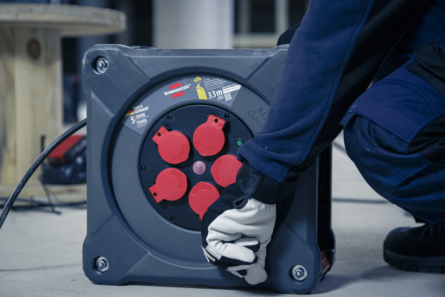 Stable and perfect cable routing - on all four sides