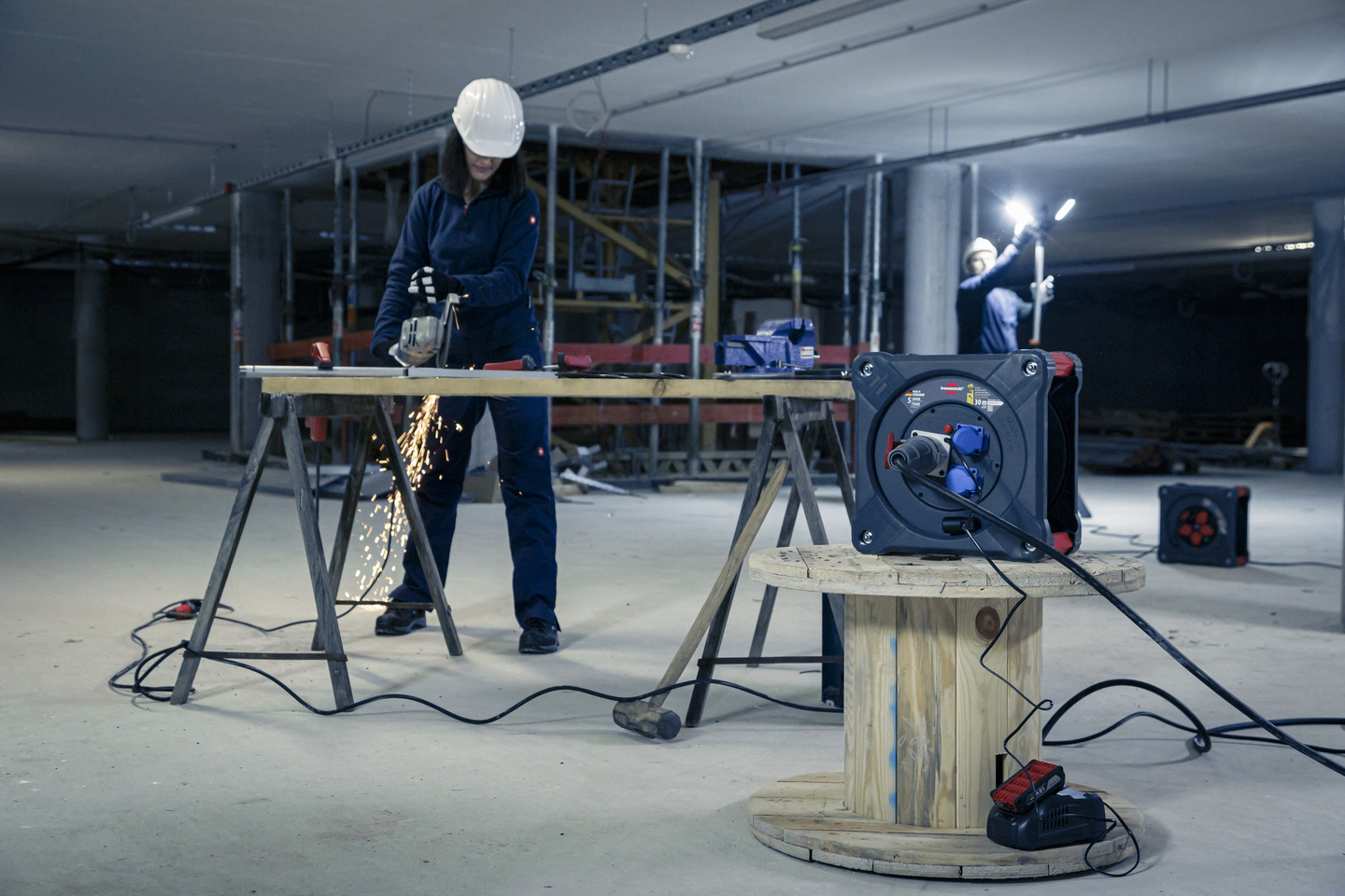 Stable and perfect cable routing - on all four sides